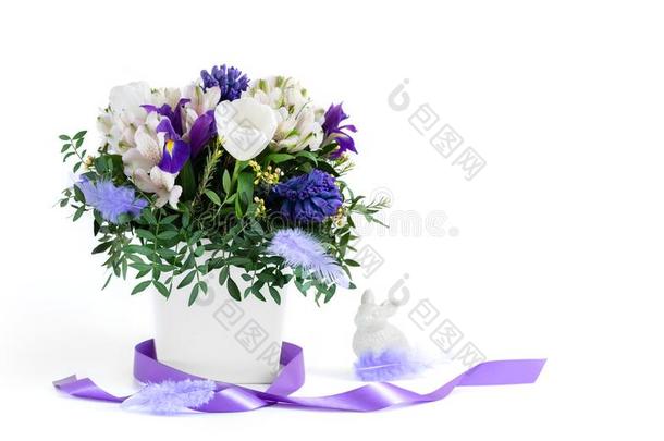 复活节作品.春季花和羽毛,紫色的带