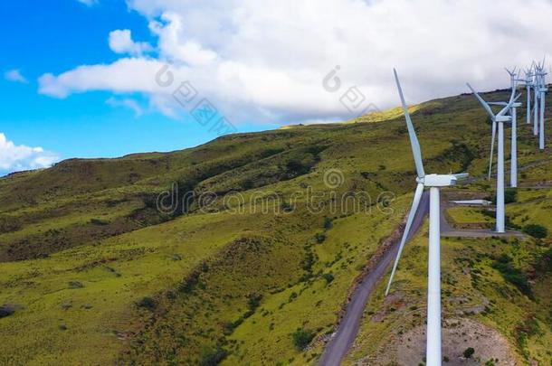风涡轮机向美丽的山陆地地图
