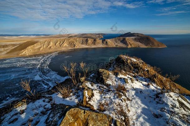 海岸关于湖贝加尔湖采用12月和岩石向一和煦的：照到阳光的严寒的d一