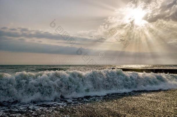 波浪破坏向卵石海岸在日落.风景优美的风景在