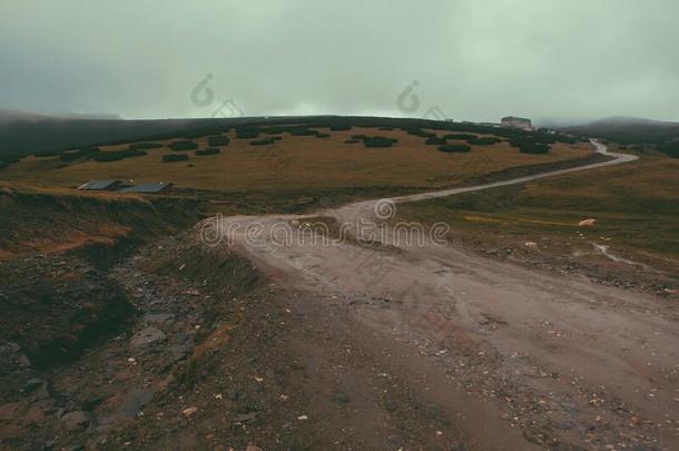 全景画路后的<strong>雨季</strong>采用Mounta采用有雾的喀尔巴阡山脉的Mounta采用s