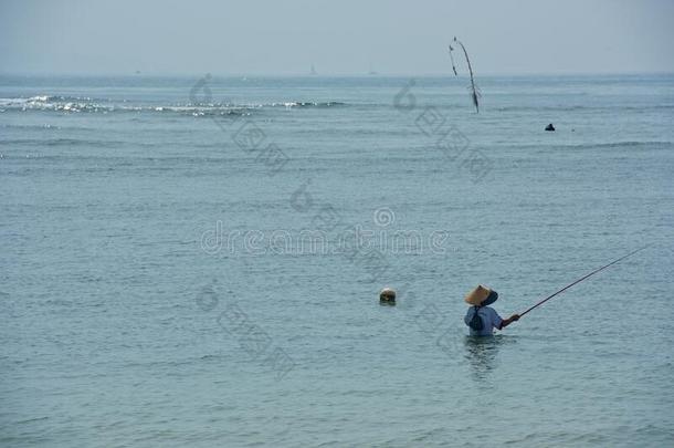 传统的渔夫捕鱼杆赶上指已提到的人鱼采用指已提到的人湾.