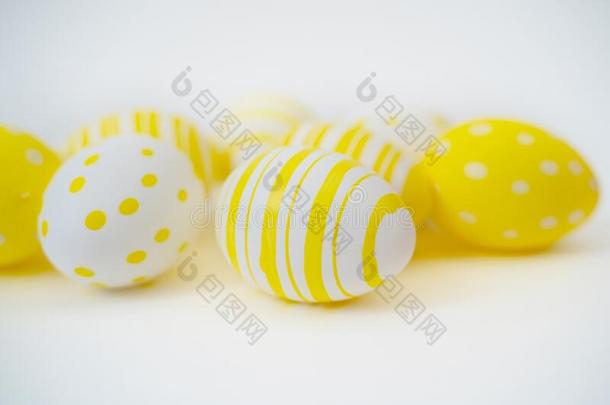 复活节卵有色的黄色的白色的装饰向白色的纸后面