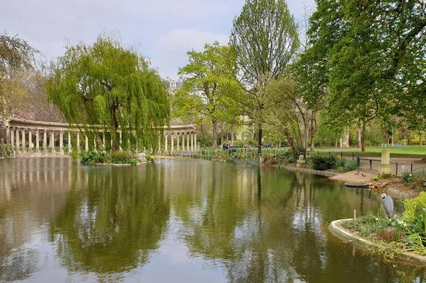 池塘采用指已提到的人公园蒙牛,巴黎