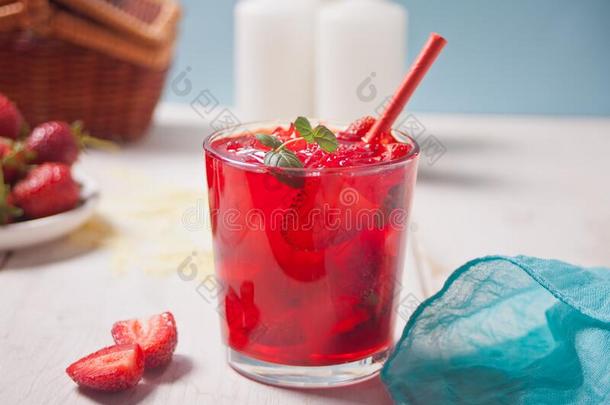 玻璃和新鲜的自家制的草莓甜的冰冷的茶水或鸡尾酒,
