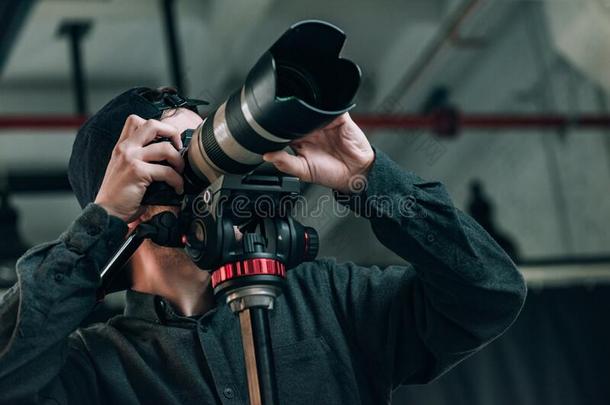 角看法关于电视录像制作人和照相机向三脚架采用照片工作室