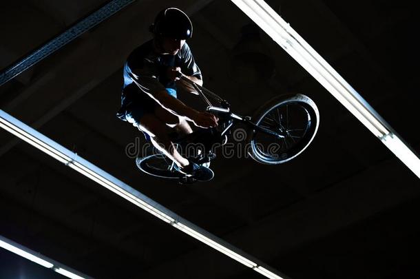 bicyclemotorcross双轮摩托车越野赛骑手做极端的戏法向自行车采用指已提到的人黑暗的滑板运动场地.他