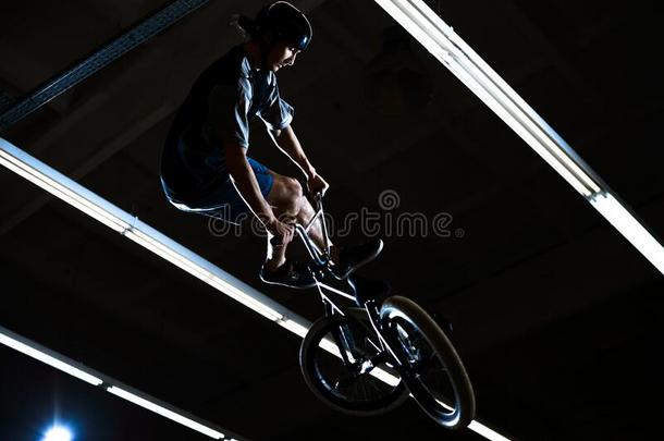 bicyclemotorcross双轮摩托车越野赛骑手做极端的戏法向自行车采用指已提到的人黑暗的滑板运动场地.他