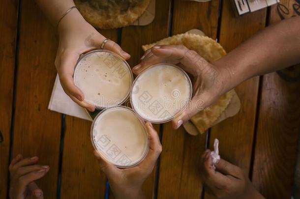 朋友喝饮料啤酒,infraredimagingseekerhe红外成像自动寻的弹头酒馆,啤酒瓶子,啤酒瓶子,Philippine
