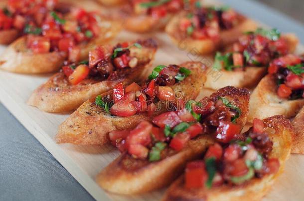 番茄意大利烤面包片serve的过去式向向祝酒意大利人面包向一木制的bowel肠