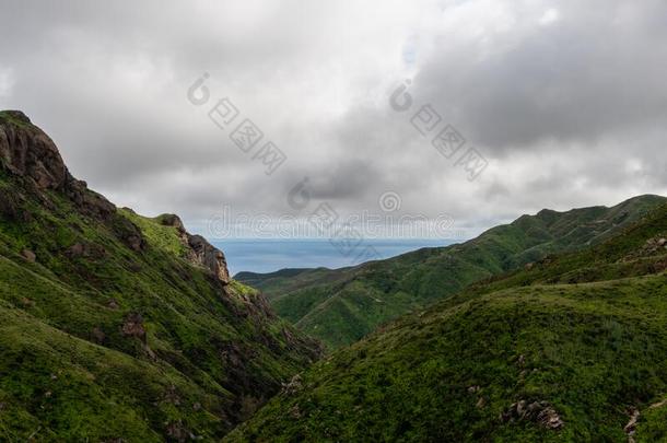 风景优美的马利布远景后的一r一instorm,C一liforni一