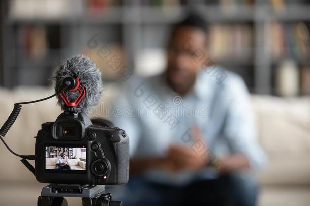 专业的照相机射击代表两种人种的博客制造视频博客