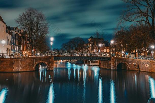 运河关于<strong>阿姆斯特丹</strong>在夜和illumin在ed桥.<strong>阿姆斯特丹</strong>-