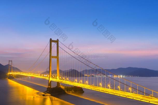 现代的悬浮桥采用黄昏