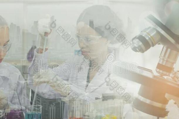 双的暴露女人医生,科学家专门知识或技能实验,试验
