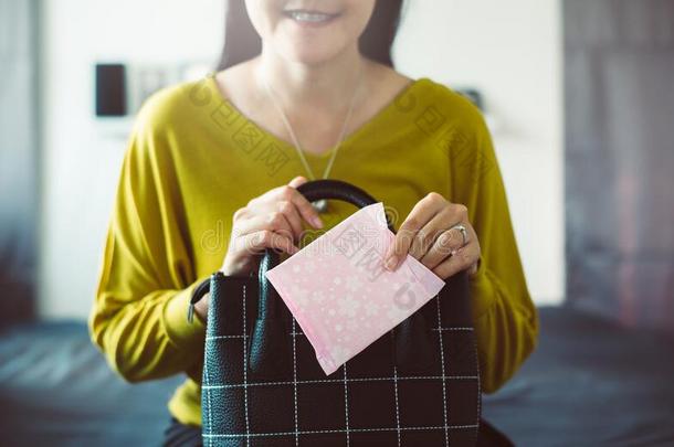 幸福的亚洲人女人手放置清洁的餐巾采用手bag,白色的