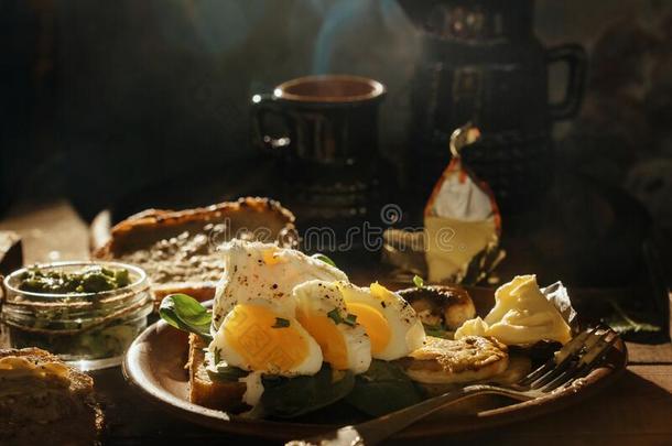 促进食欲的早餐喝醉的鸡蛋,干杯,奶酪和蘑菇采用