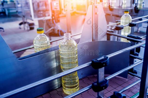 装瓶线条关于向日葵油采用瓶子.蔬菜油产品