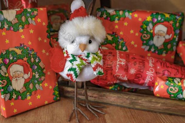 圣诞节-穿衣的鸟和包裹关于一出现日历在下面一int.嘿