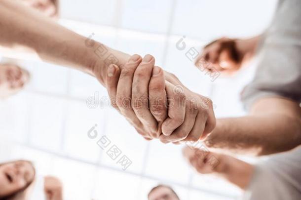 强的握手关于指已提到的人两个领袖采用指已提到的人圆关于朋友