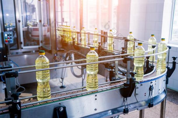 装瓶线条关于向日葵油采用瓶子.蔬菜油产品