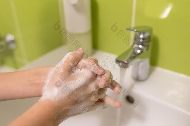 男孩是（be的三单形式洗涤手拓本和肥皂为日冕形病毒预诉