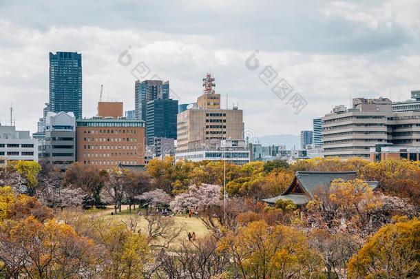 大阪城堡公园和城市风光照片在春季采用黑色亮漆