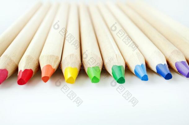 颜色<strong>铅笔</strong>为<strong>绘</strong>画隔离的向白色的背景