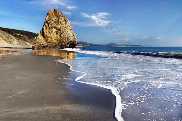 风景优美的海海滩岩石临海的风景