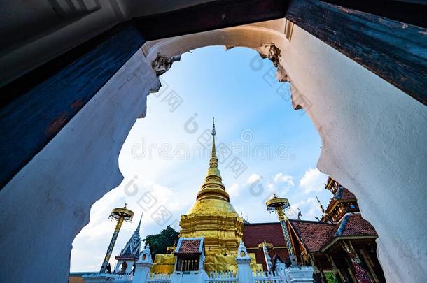 ThaiAirwaysInternational泰航国际方式门框架和金色的塔采用恶臭萨努克庙
