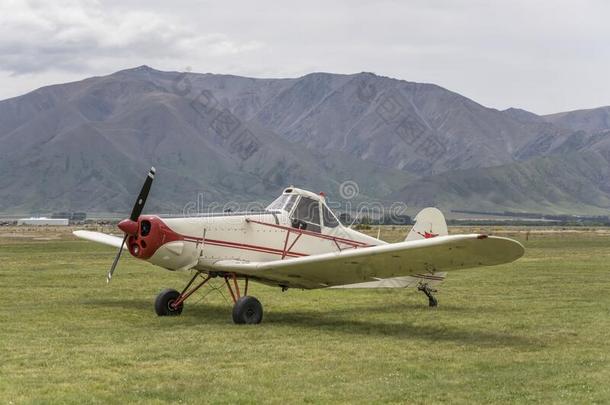 拖水平向跑道在滑翔机飞机场,奥马拉马,新的西兰岛
