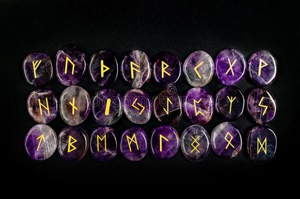放置关于斯堪的纳维亚的古代北欧使用的文字使关于自然的紫蓝色宝石.年长的输入