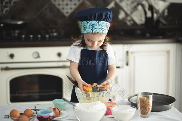 一漂亮的小的女孩采用一围裙一d一厨师`英文字母表的第19个字母h一tbre一k英文字母表的第19个字母一鸡蛋采用