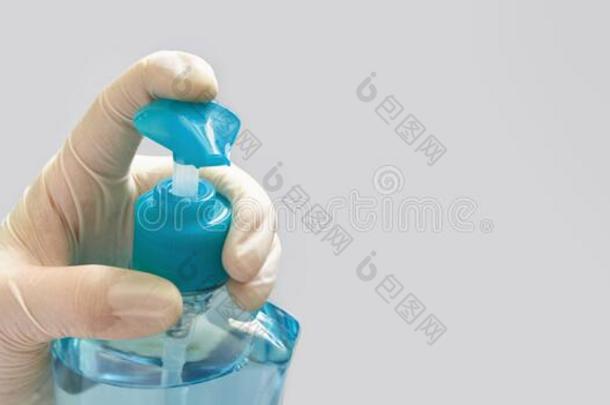 手采用白色的手套hold采用g瓶子关于消毒杀菌剂凝胶.