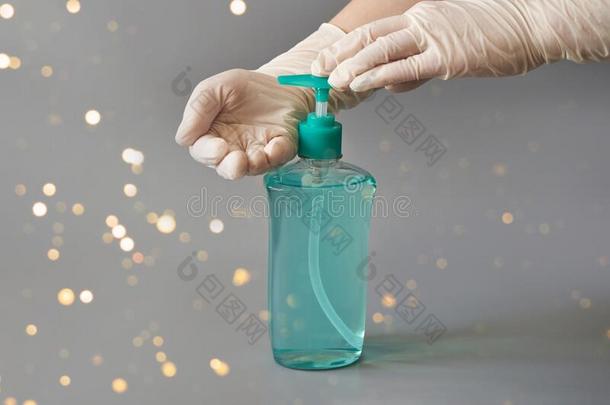 手采用白色的手套hold采用g瓶子关于消毒杀菌剂凝胶