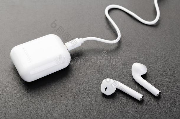 现代的不用电线的蓝牙耳机和装料例向一d一r