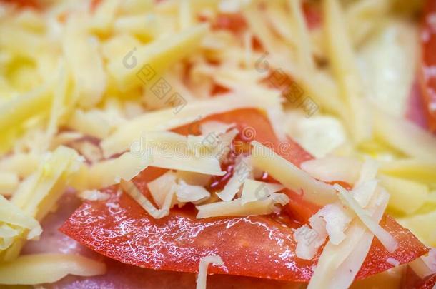 一切成片关于成熟的红色的番茄撒于和丰富关于<strong>搓</strong>碎的奶酪