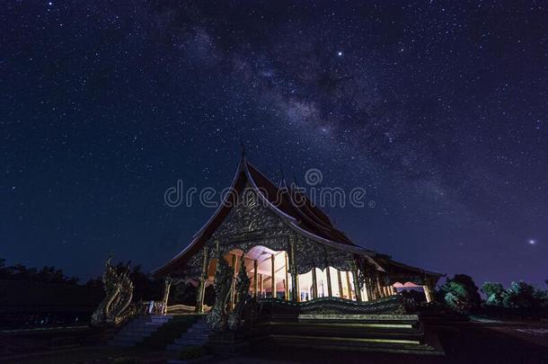 夜看法关于泰国或高棉的佛教寺或僧院西林通。♪他们与♪交战山为了,发光采用指已提到的人黑暗的