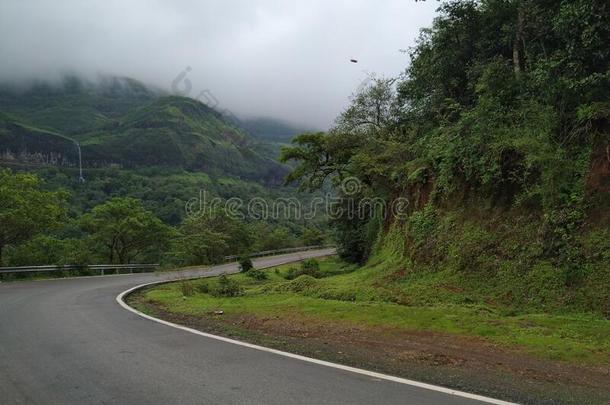 一公路旅行向某处靠近的向自然