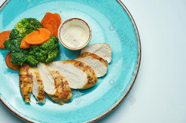 健康的,饮食的食物-烘烤制作的鸡肉片和喝醉的胡萝卜