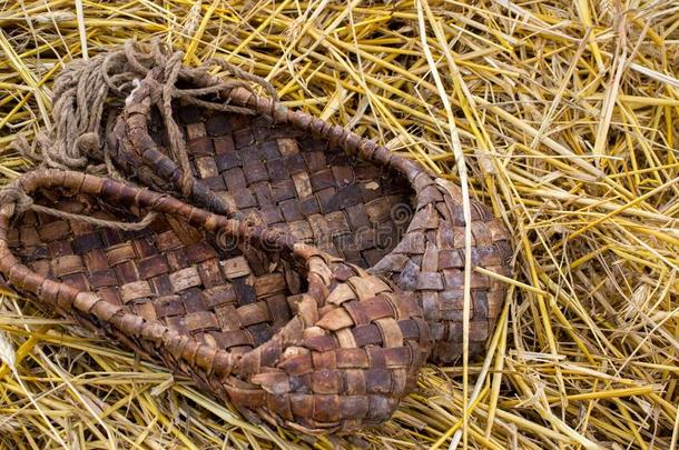 韧皮纤维鞋子向指已提到的人稻草,traditi向al柳条鞋子关于古代的上游阻力