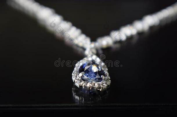 钻石项链同样地珠宝奢侈的,昂贵的首饰,