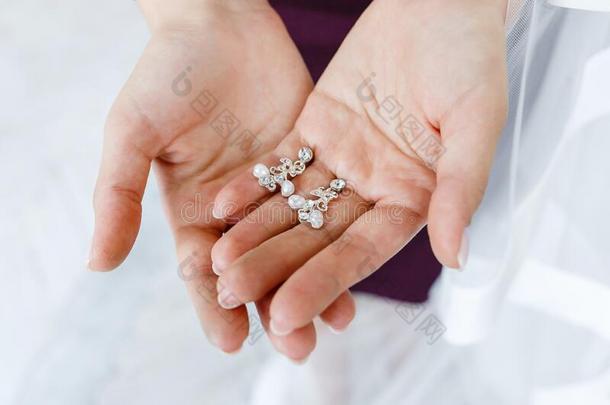 耳环采用指已提到的人手关于指已提到的人新娘.