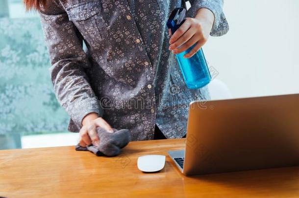 女人使工作从家办公室他清洁便携式电脑计算机在旁边sanitary卫生的
