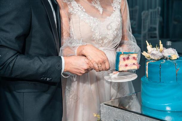 锋利的蓝色婚礼蛋糕