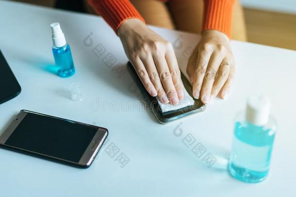 手女人清洁恶劣的可移动的电话向屏幕,预防measure测量