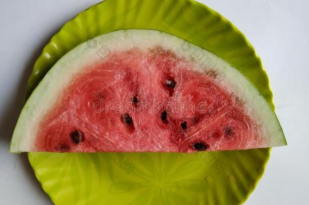 小的大小将切开或刨切的水甜瓜成果采用一绿色的Pl一te弧点元