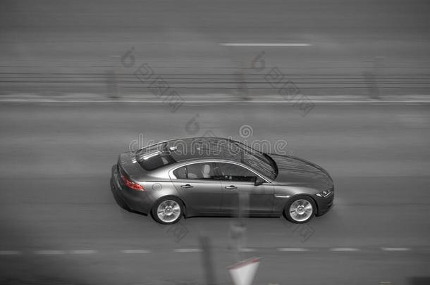 空气的看法关于快的活动的发光的灰色汽车向指已提到的人路.超速行驶