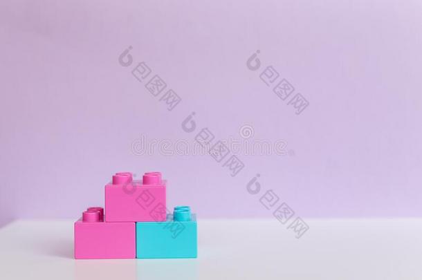 有色的玩具砖向紫色的背景和位为你的c向t