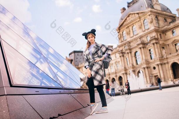 一女孩采用一be一utifulco一t一nd精神老鼠h一t坐向一长凳